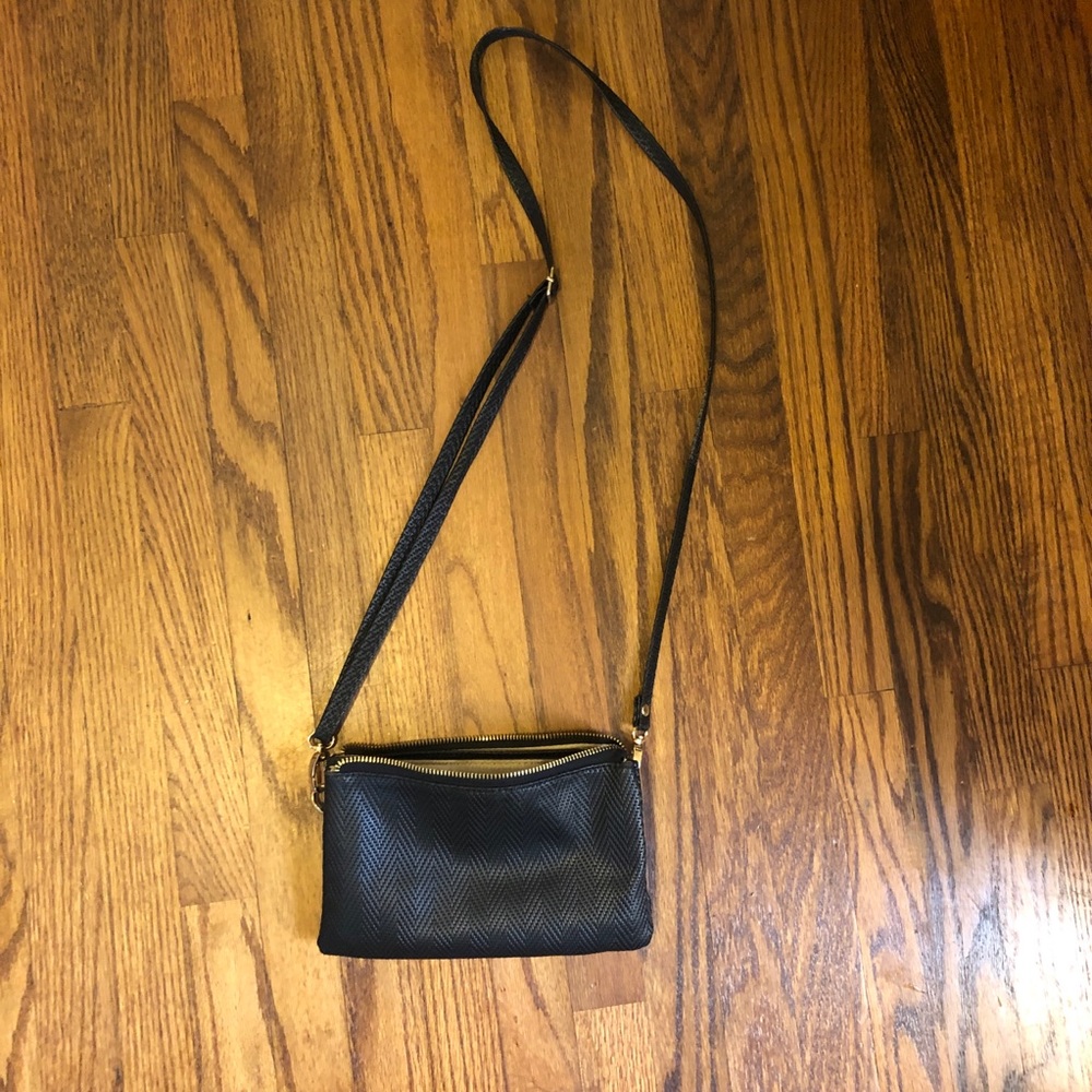 BLACK CROSSBODY